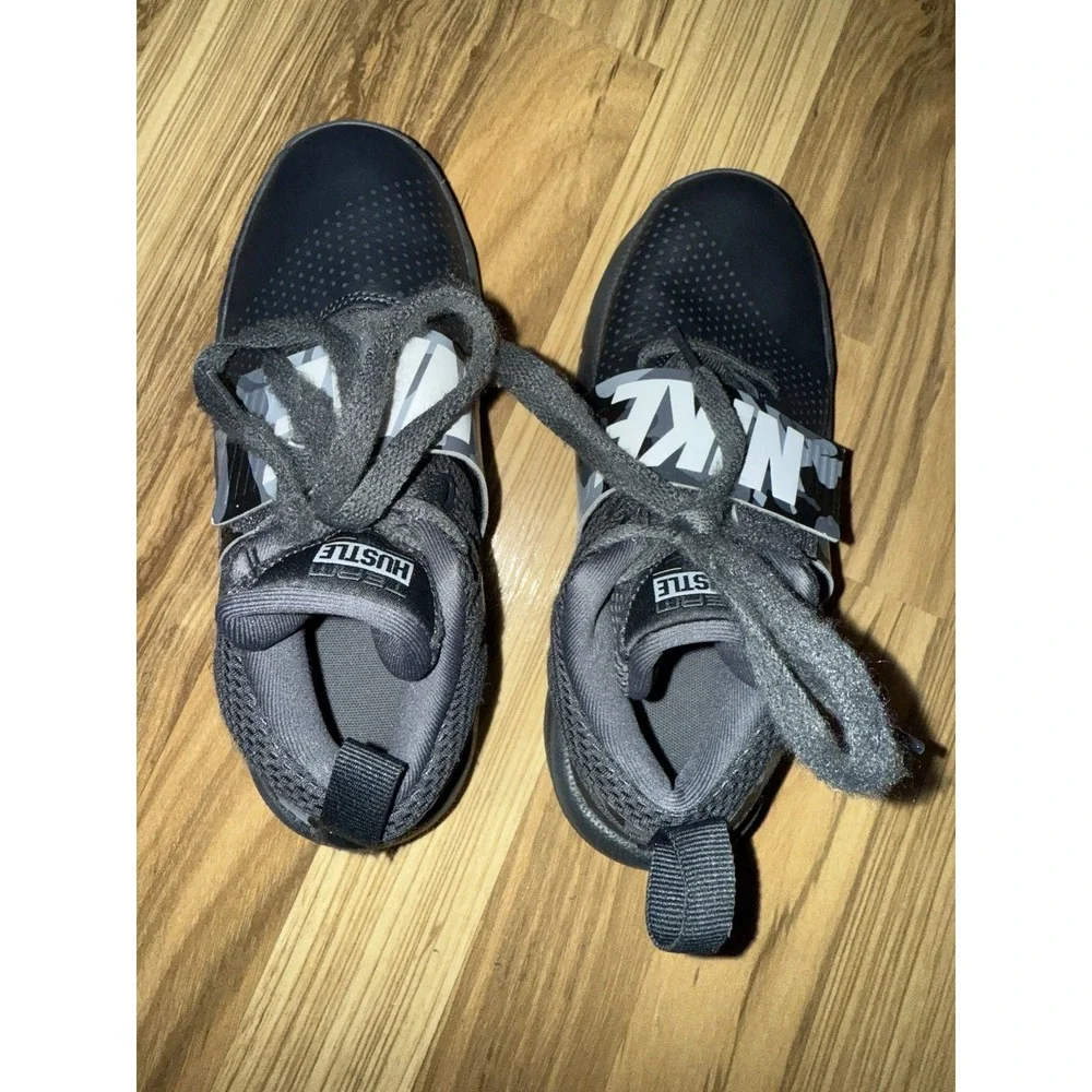 Nike‎ Team Hustle D8 Boys Sz 3.5Y Black Gray Camo Sneakers Basketball Shoes