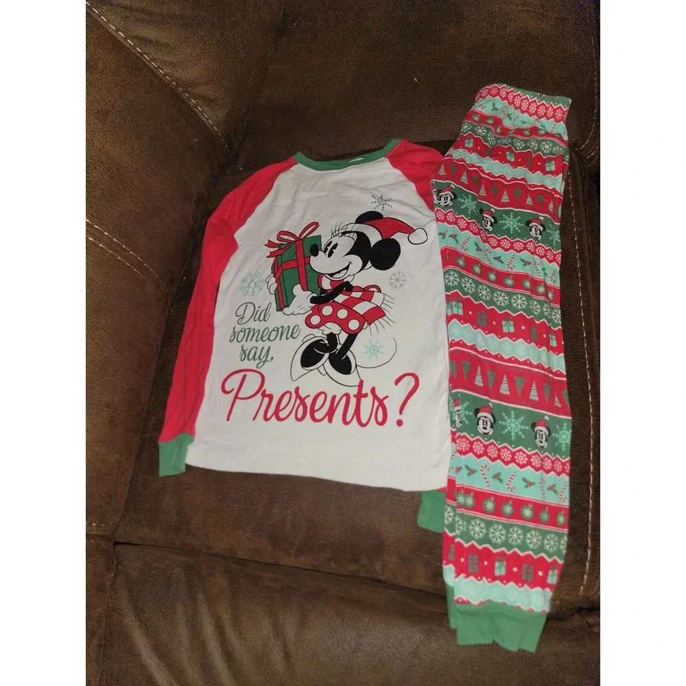 Disney holiday Christmas minnie‎ mouse presents pajamas size 7