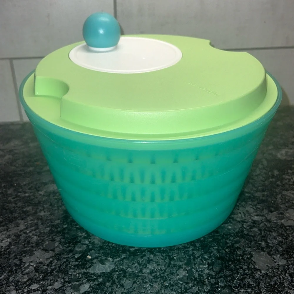 Salad spinner by Tupperware in like new condition. Keeps your lettuce crisp.