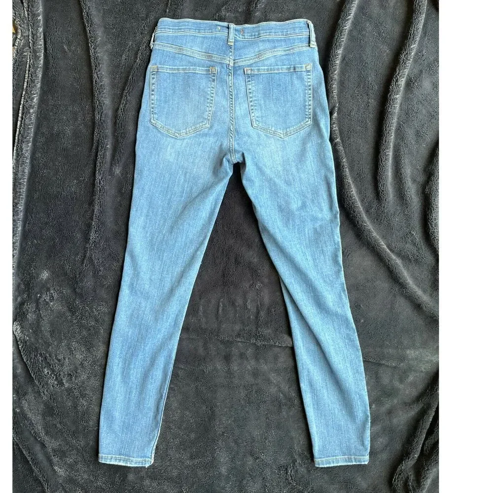 Free People Skinny Jeans Blue‎ Light Wash Distressed Torn Knee Rip Size 28 EUC