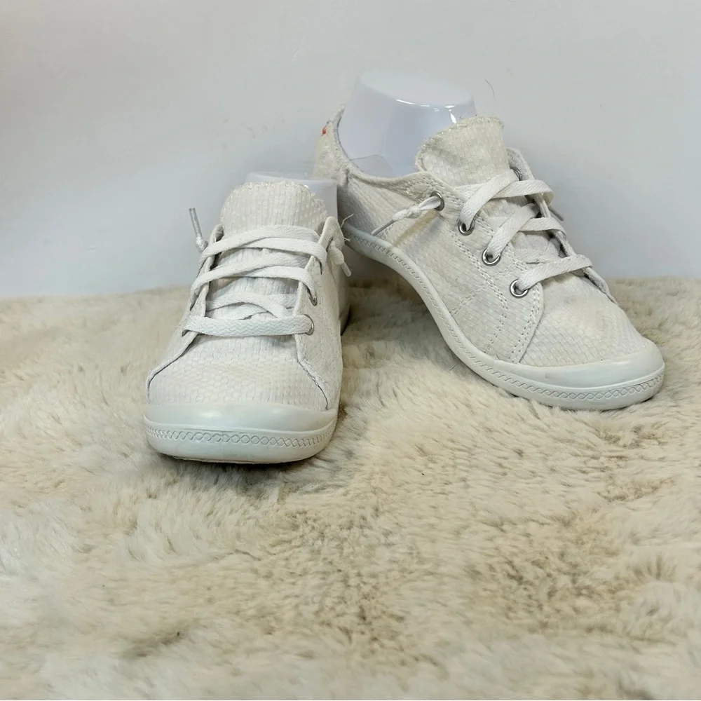 Time‎ and Tru White Sneakers Classic Low-Top Design