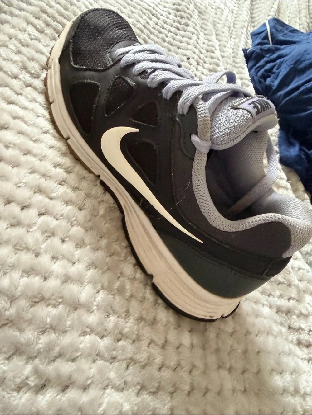 Nike Women’s Black Sneakers with Light lilac Laces
