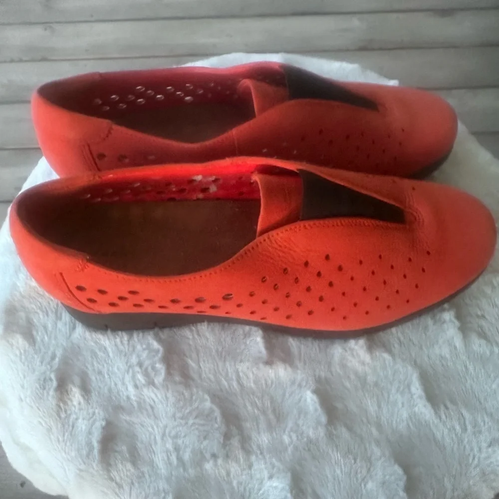 Clarks Women's Orange Slip-On Perforated Casual Loafers