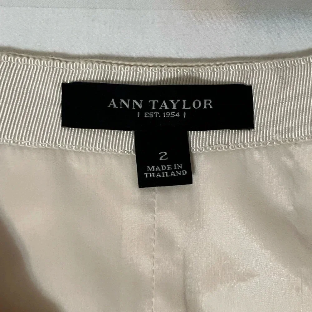 Ann Taylor skirt with slight bottom ruffle. Size 2 Like New C1
