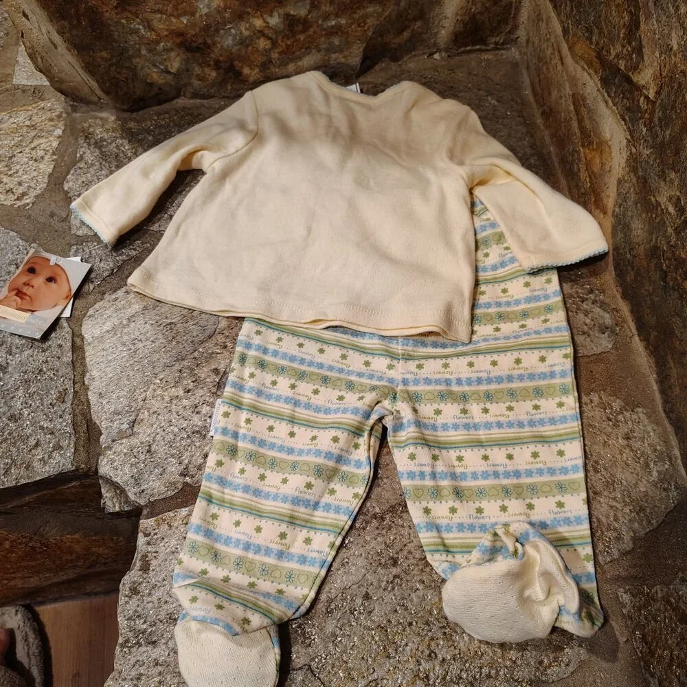 Vitamins Baby 2 Piece Bunny Outfit with Rattles in Feet Size 6 - 9 Month NWT