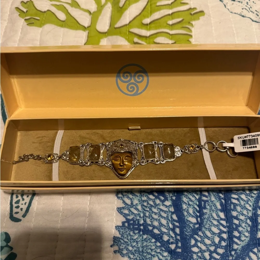 Sajen bracelet showcasing