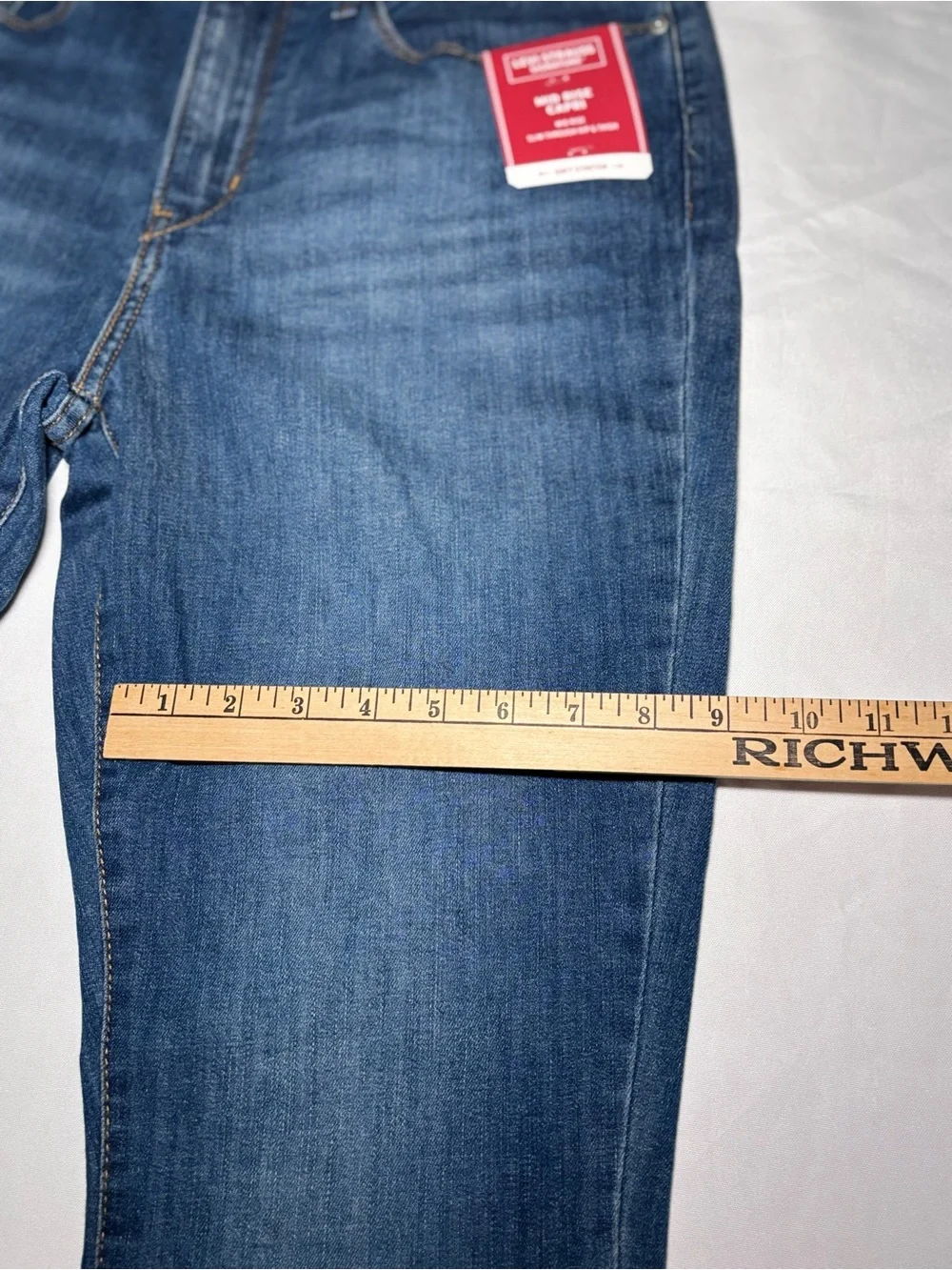 Levi Signature Mid Rise Capri Jeans