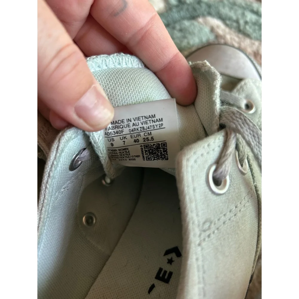 Converse step into