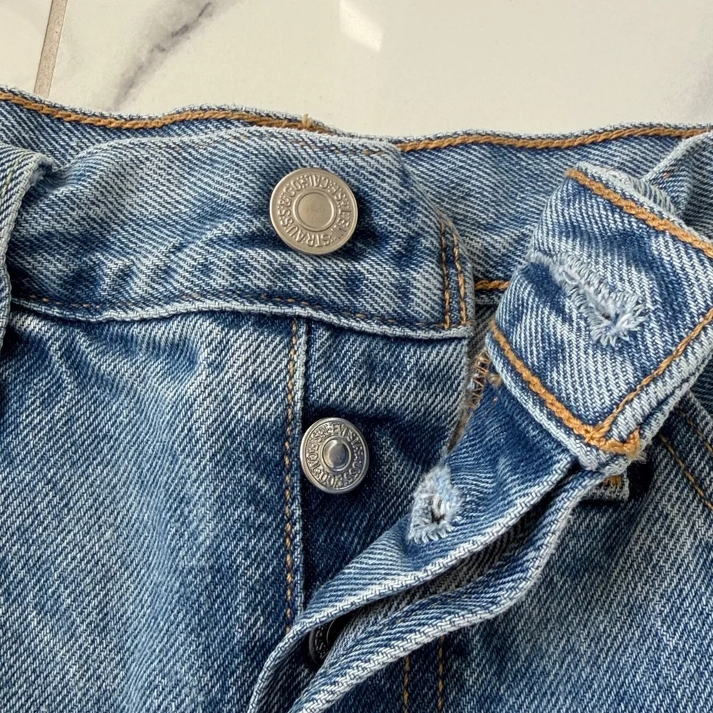 Levis smoke questions leave