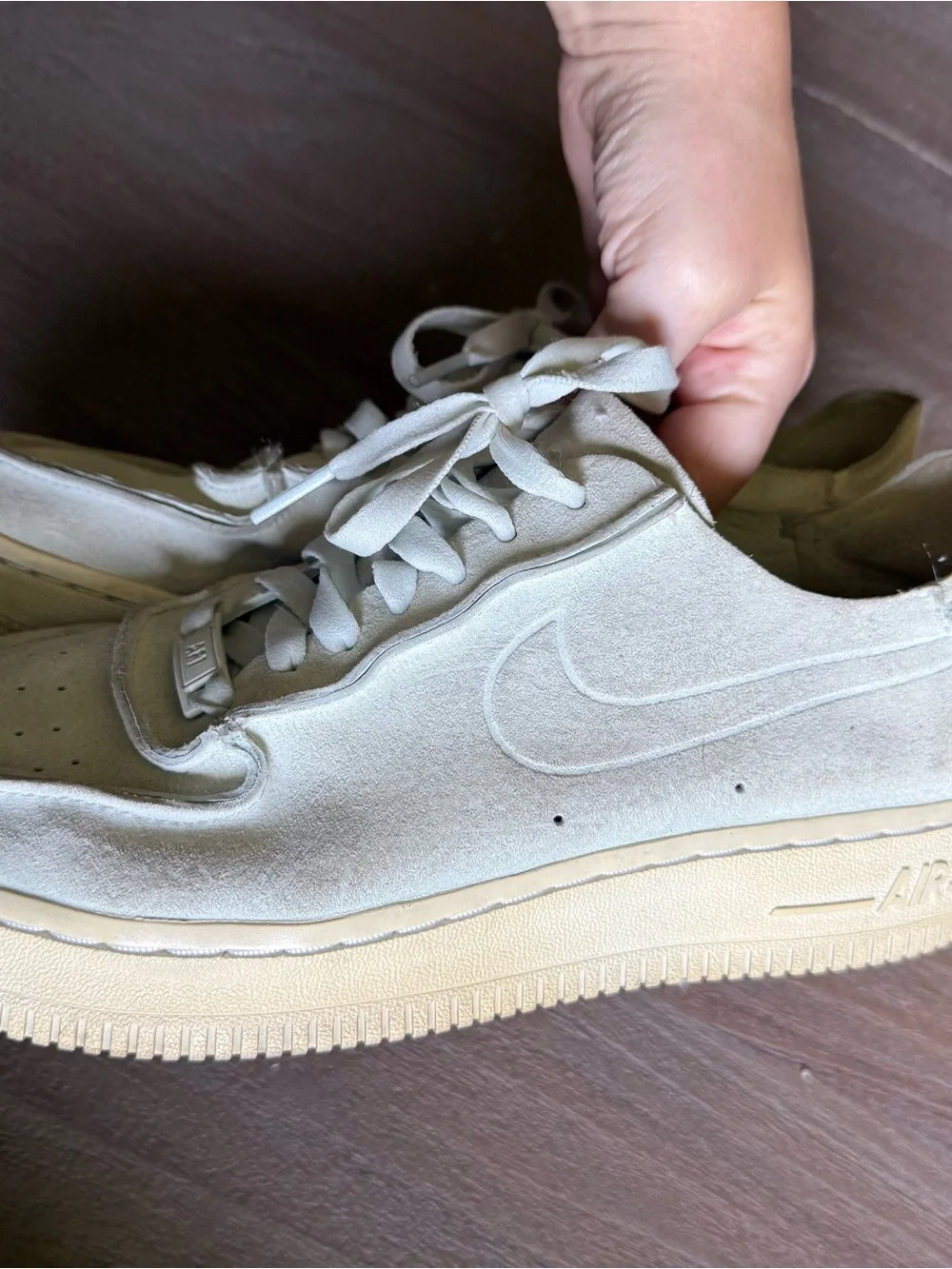 Nike low left