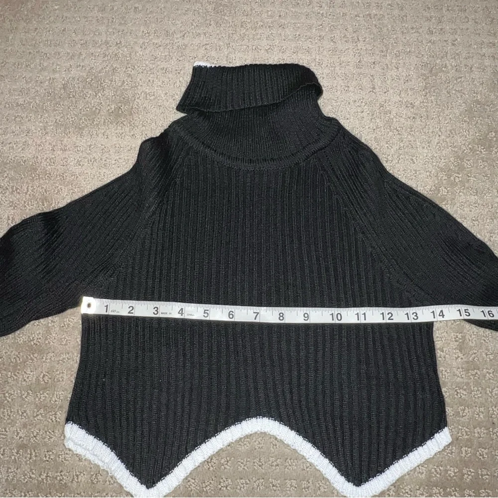 NWT Boutique Vestique Turtle Neck Cropped Sweater Size Small