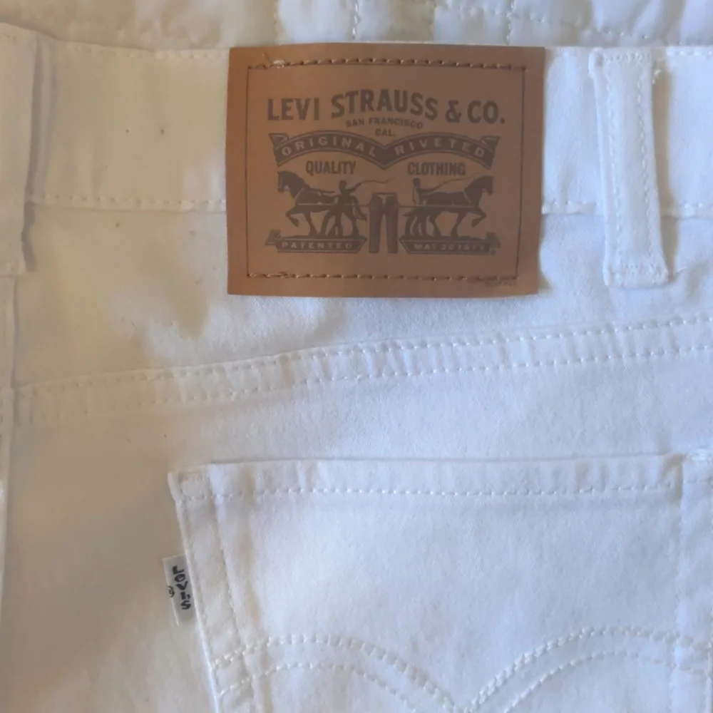 Levi Strauss BOYFRIEND Distressed White Crop Jeans size 16 Reg Adjustabl…