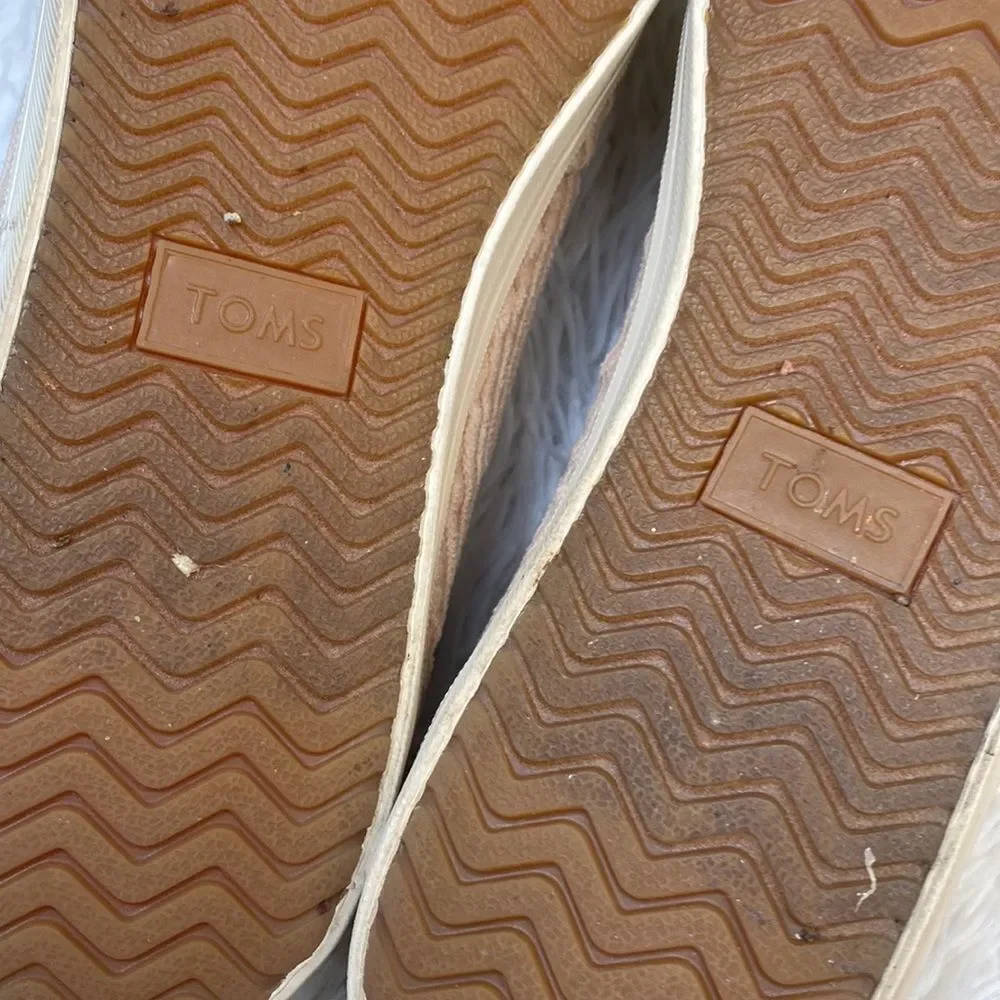 Toms tan carmel