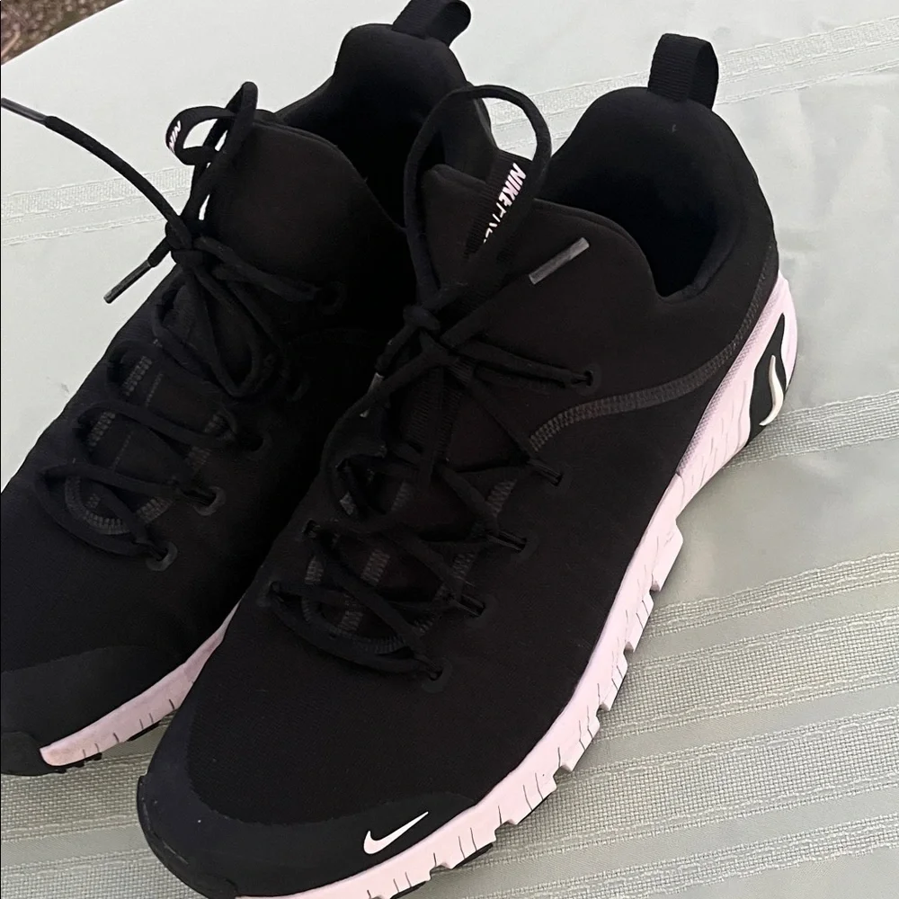 Nike Men’s Black Sneakers with  white Outsole Size 15