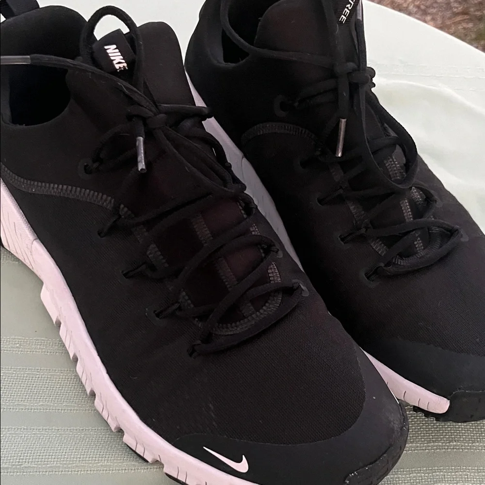 Nike Men’s Black Sneakers with  white Outsole Size 15