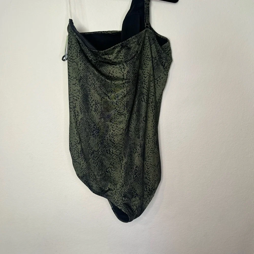 Cacique suit built green