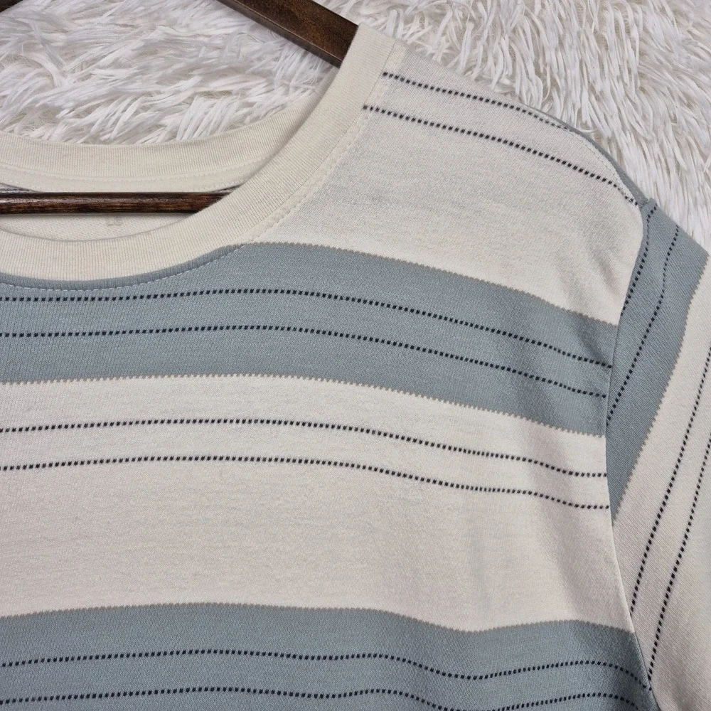 Katin stripes detailing within