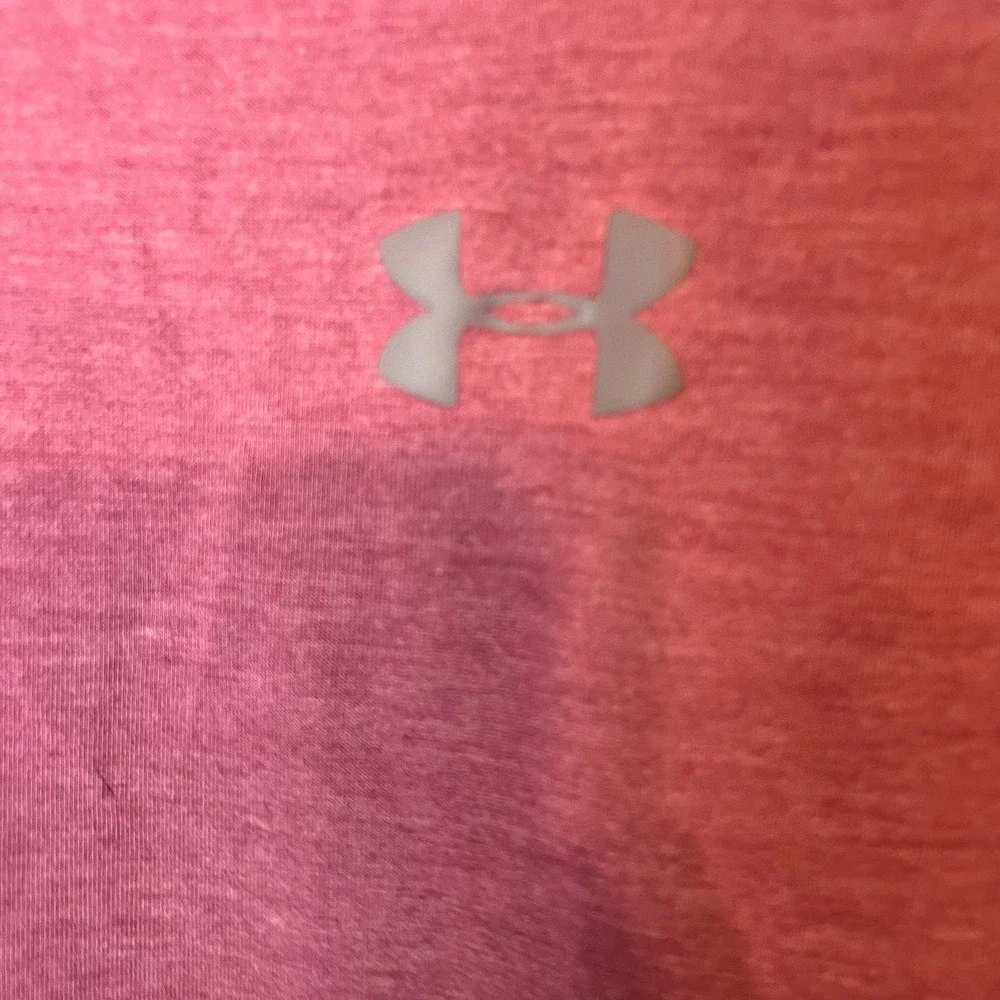 Under Armour large tee