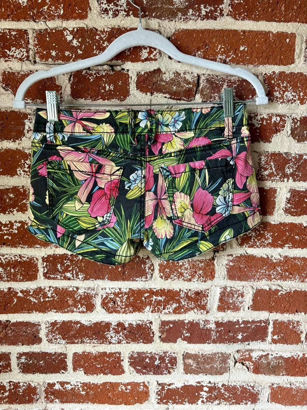 Hot Kiss shorts low