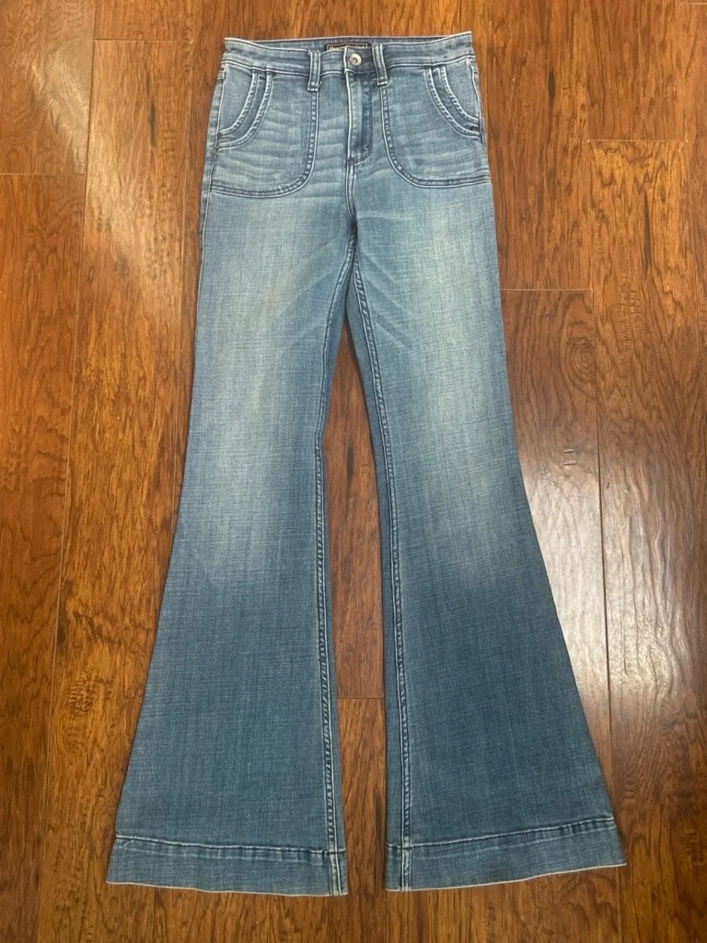 Abercrombie & Fitch Medium Blue Flare Jeans Size26/34, 0182