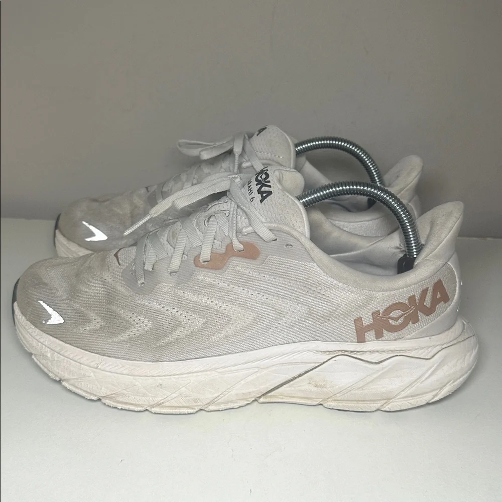 Hoka Arahi 6 Women's Cream and Tan Sneakers