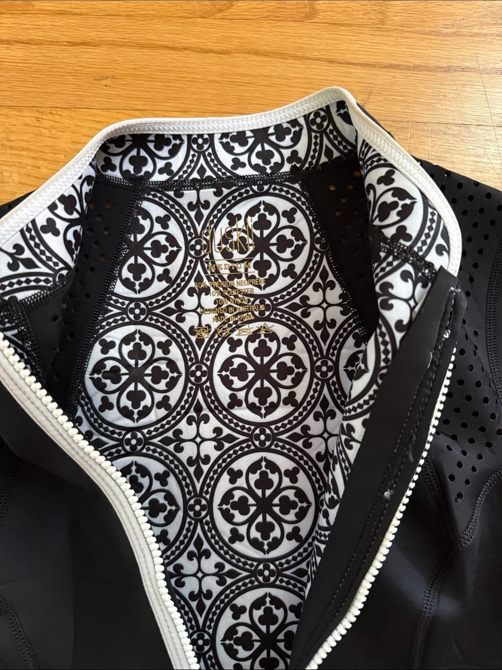 Duskii Black Neoprene Zip Front Crop Top Cap Sleeve Vest with White Trim M