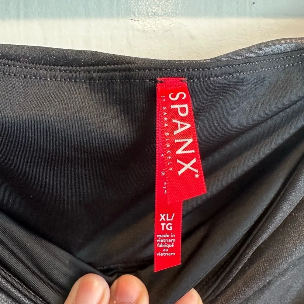 SPANX glossy black