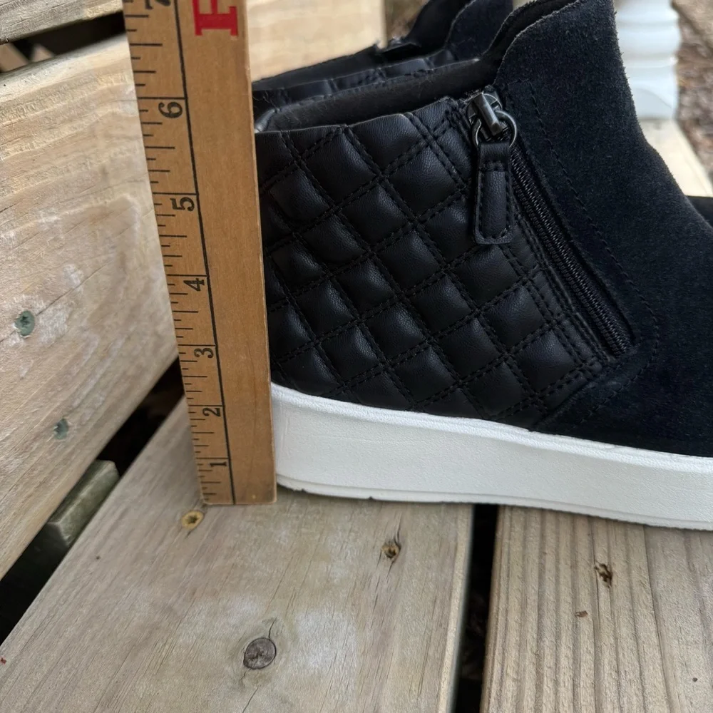 Clarks Suede Ankle Bootie Layton Black Leather Quilted Platform Sneaker 9.5 M