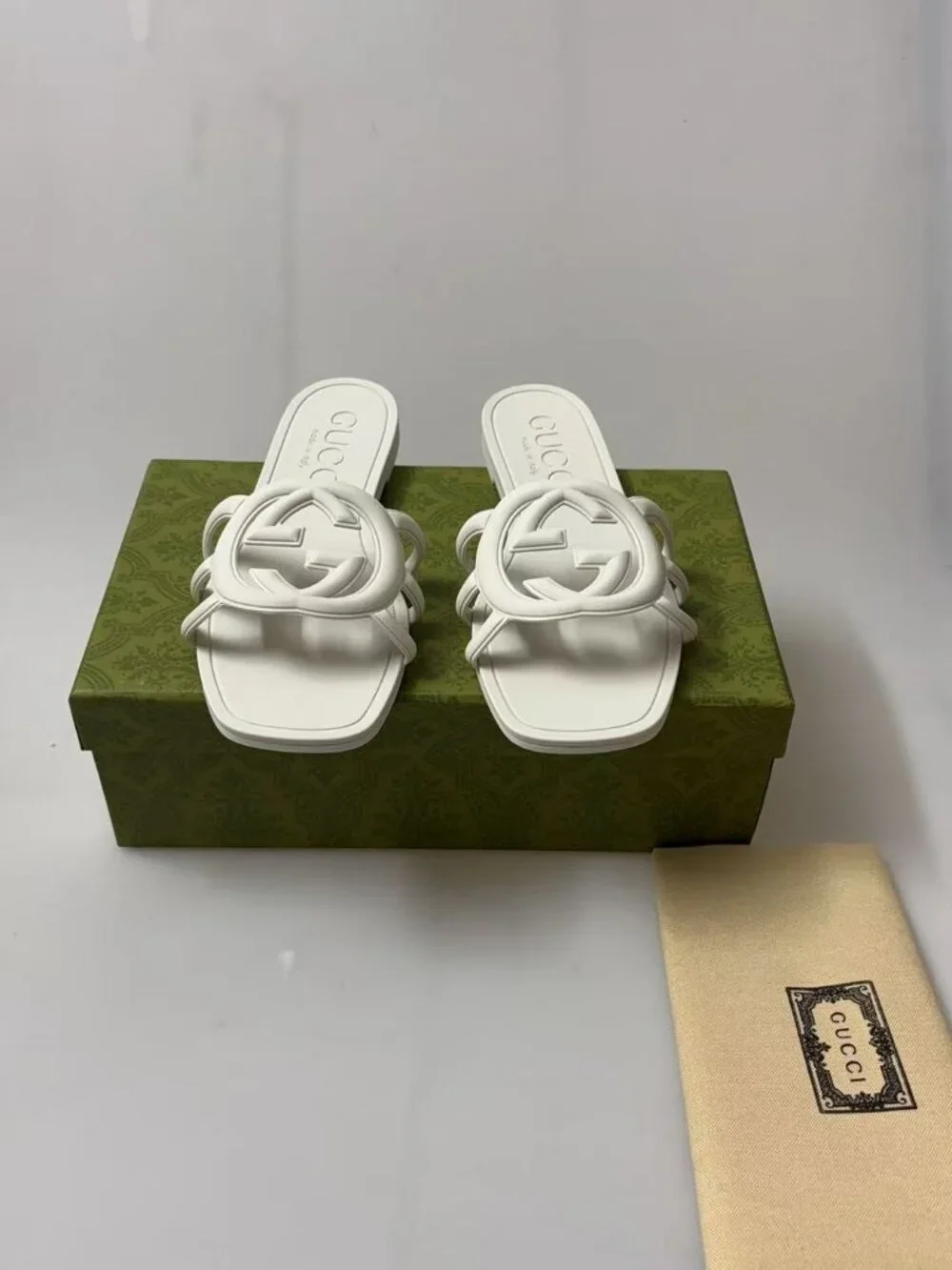 Gucci elegant dust white