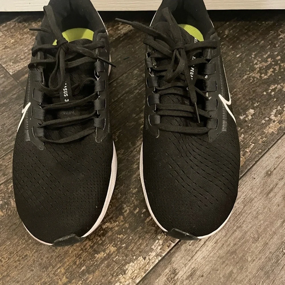 Nike sleek black