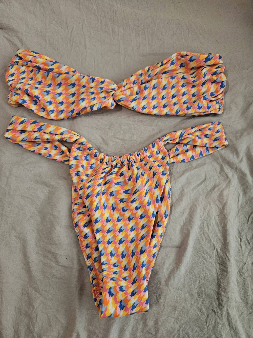 Kulani Kinis strapless twist