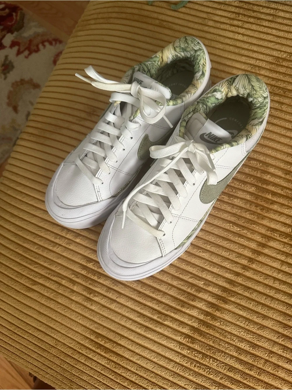 Nike classic low