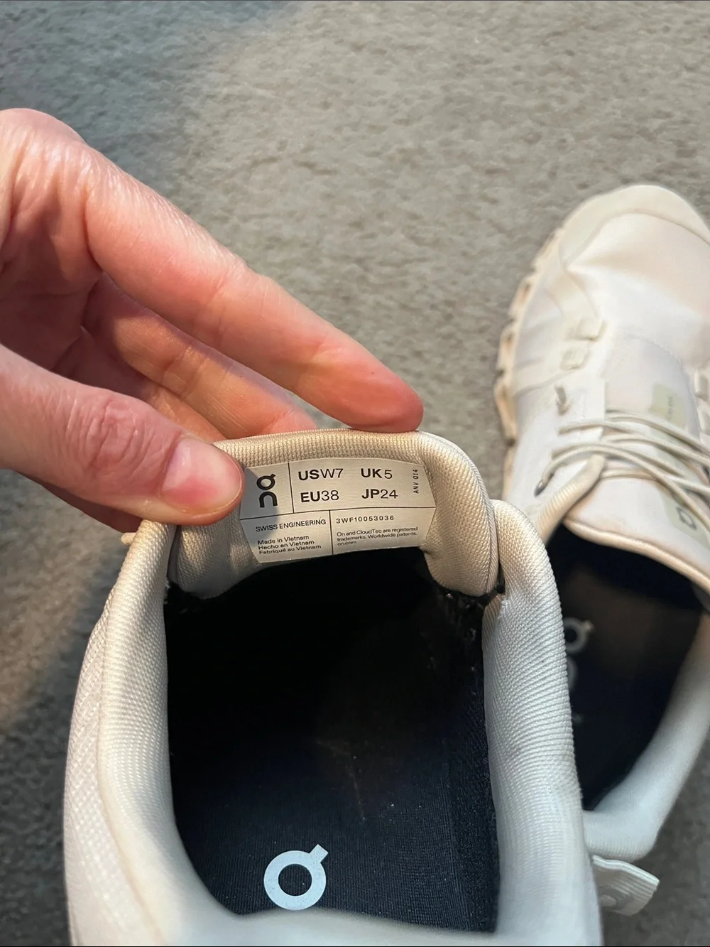 On Running light beige