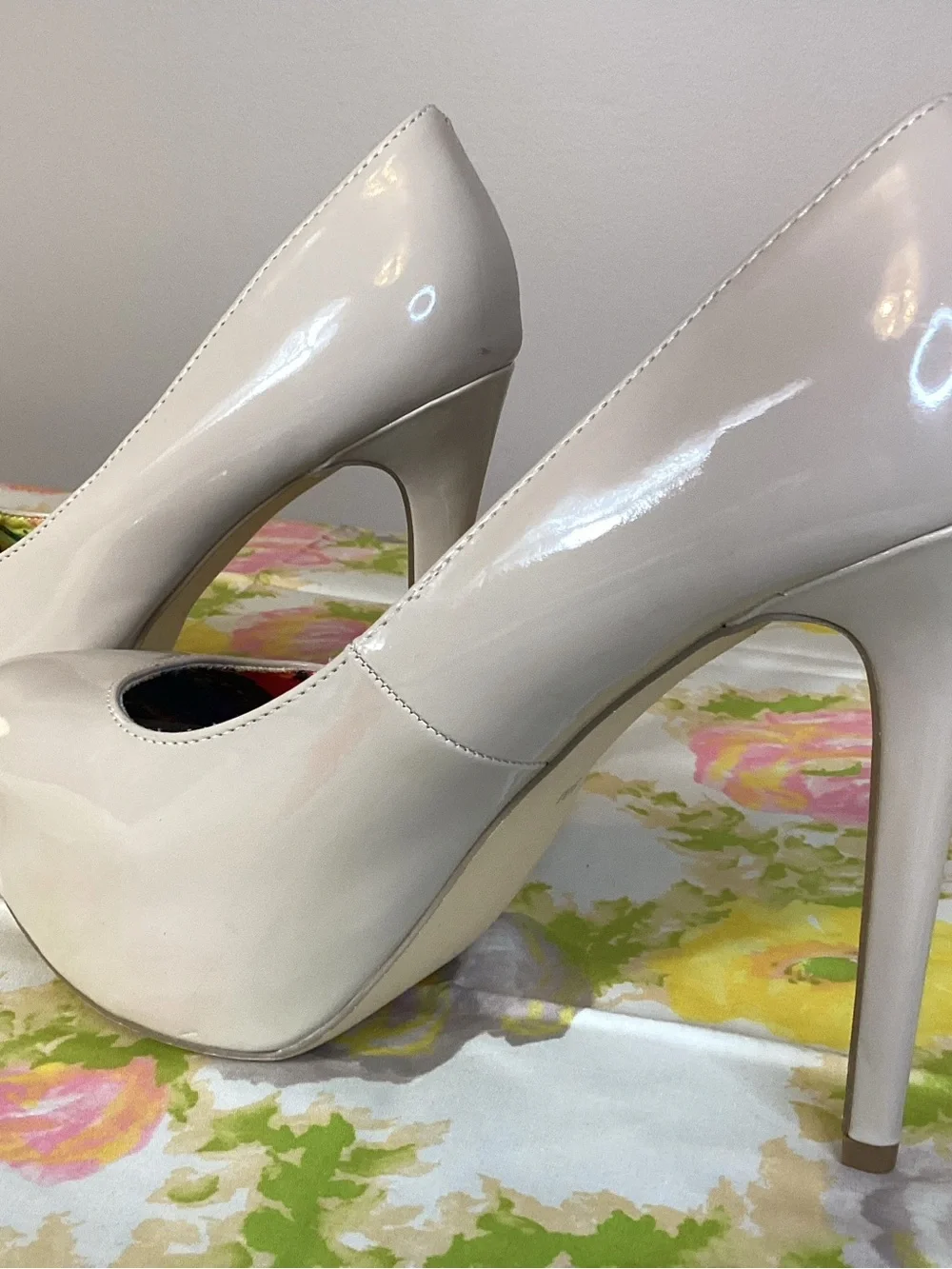G by Guess Nude Patent Platform Pumps Heels Size 8.5 | Floral Lining | NWOT