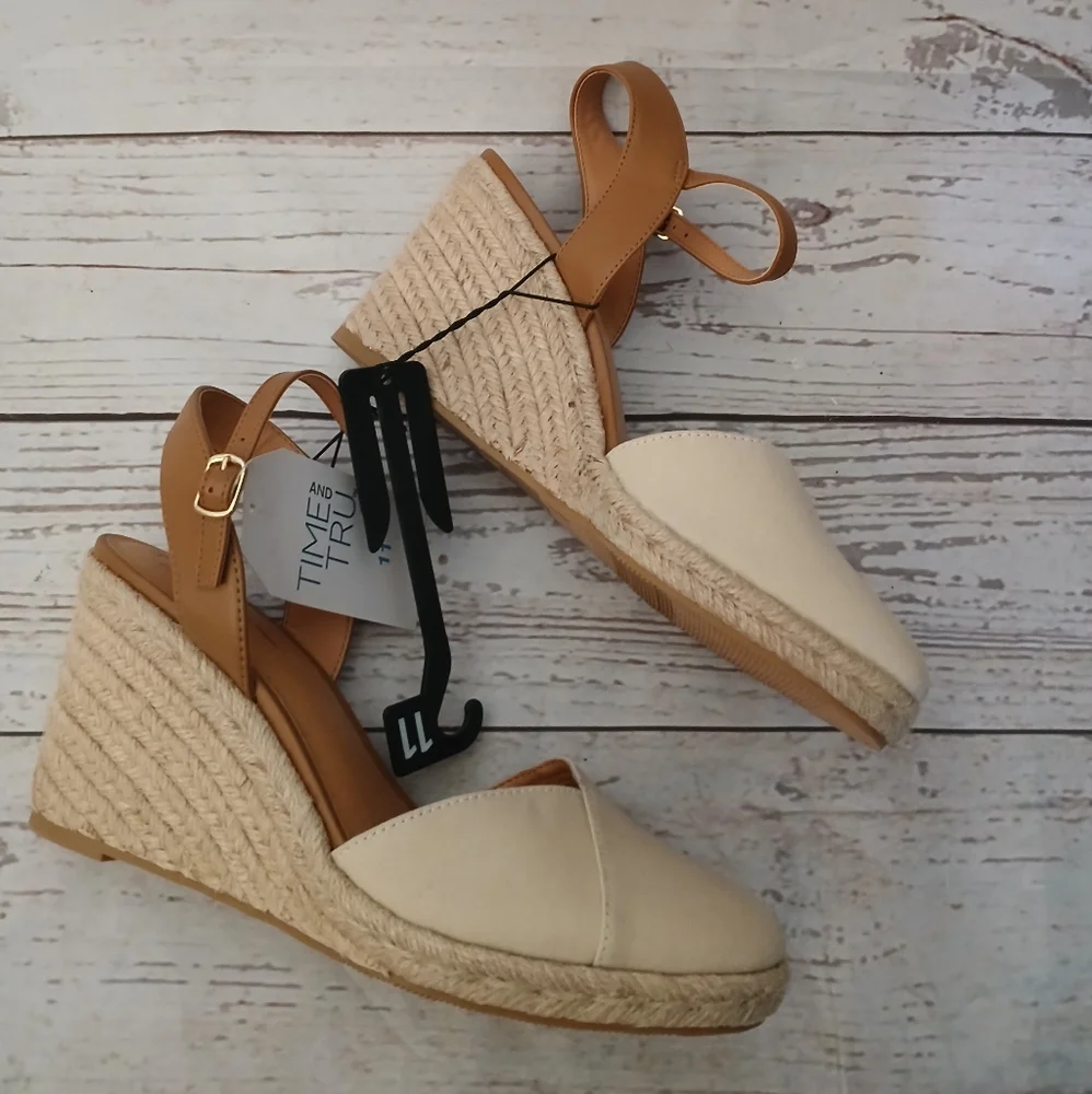 Time and Tru natural size wedge
