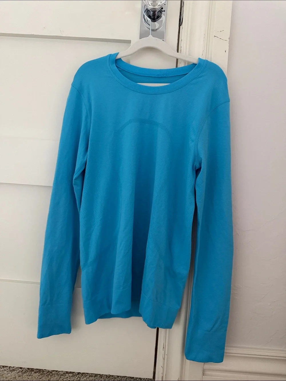 lululemon athletica Long Sleeve Tee in Bright Teal Blue SIZE 4 relaxed!