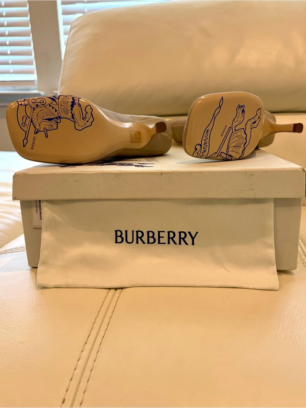 Burberry detail versatile