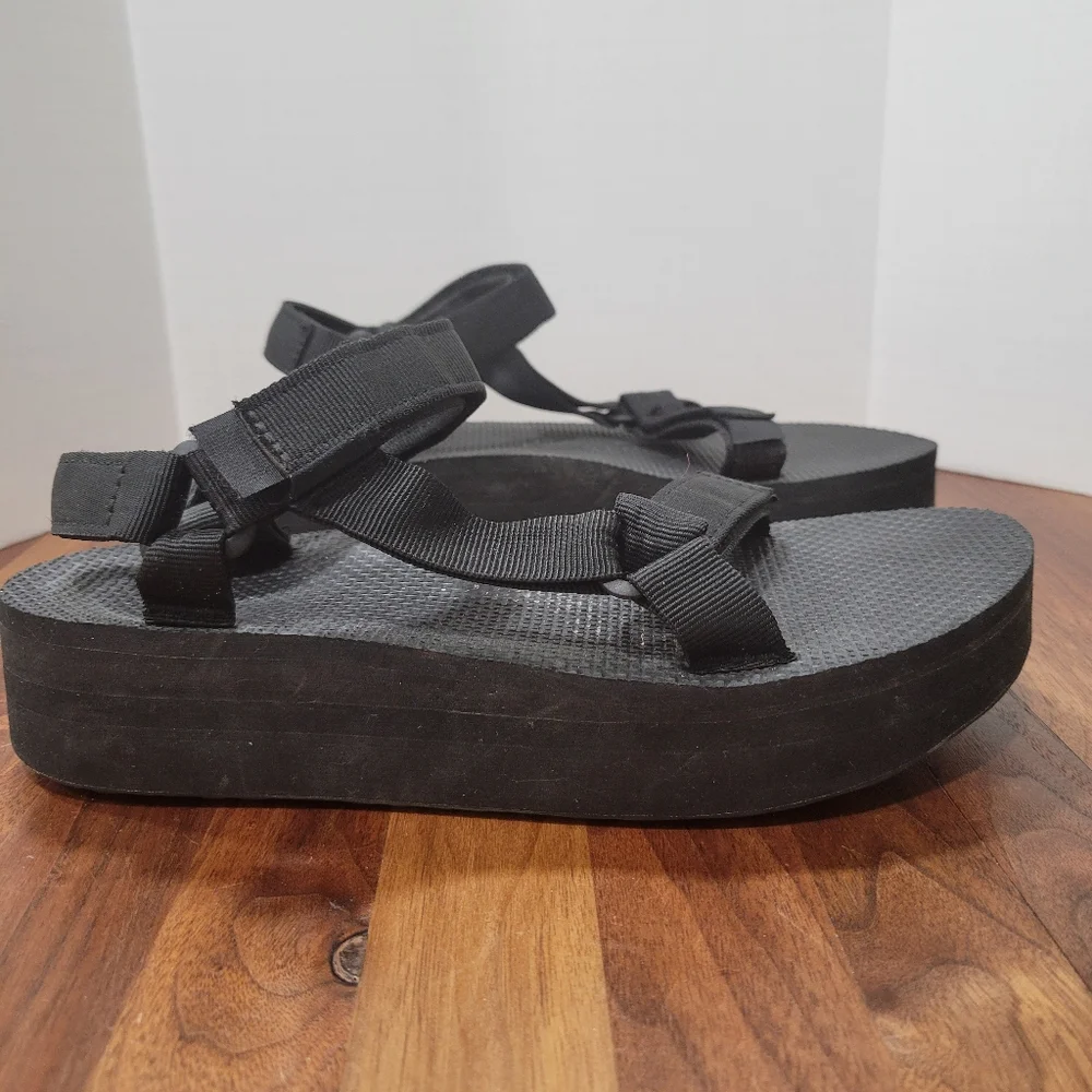Teva women platform