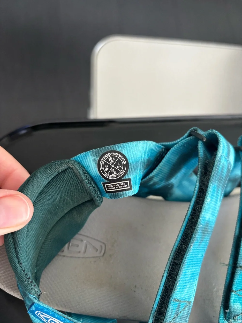 Keen dye three straps