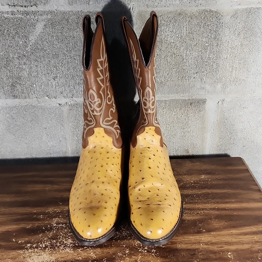 LAREDO BOOT reposhing this