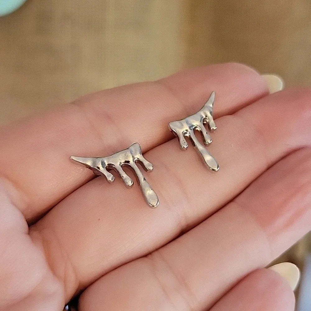 OIL DRIP SMALL CRAWLER STUD EARRINGS