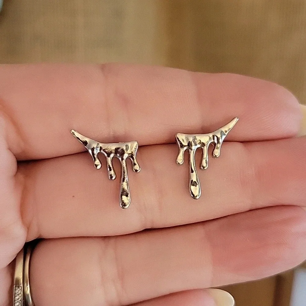 OIL DRIP SMALL CRAWLER STUD EARRINGS
