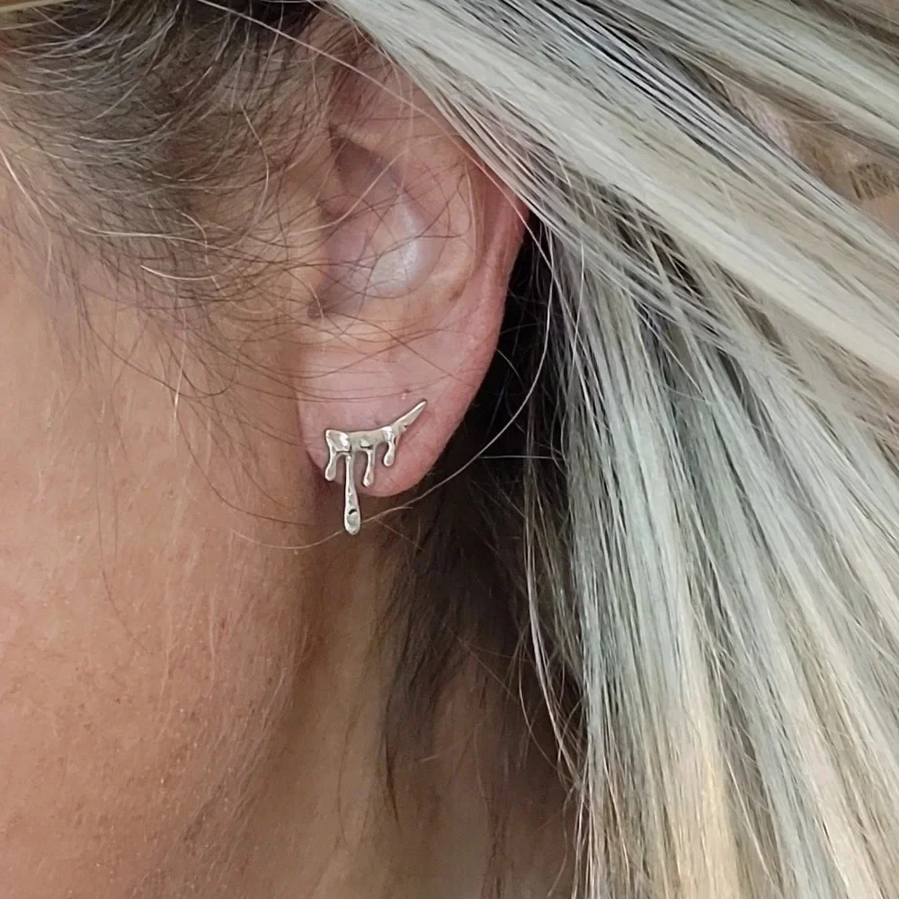 OIL DRIP SMALL CRAWLER STUD EARRINGS