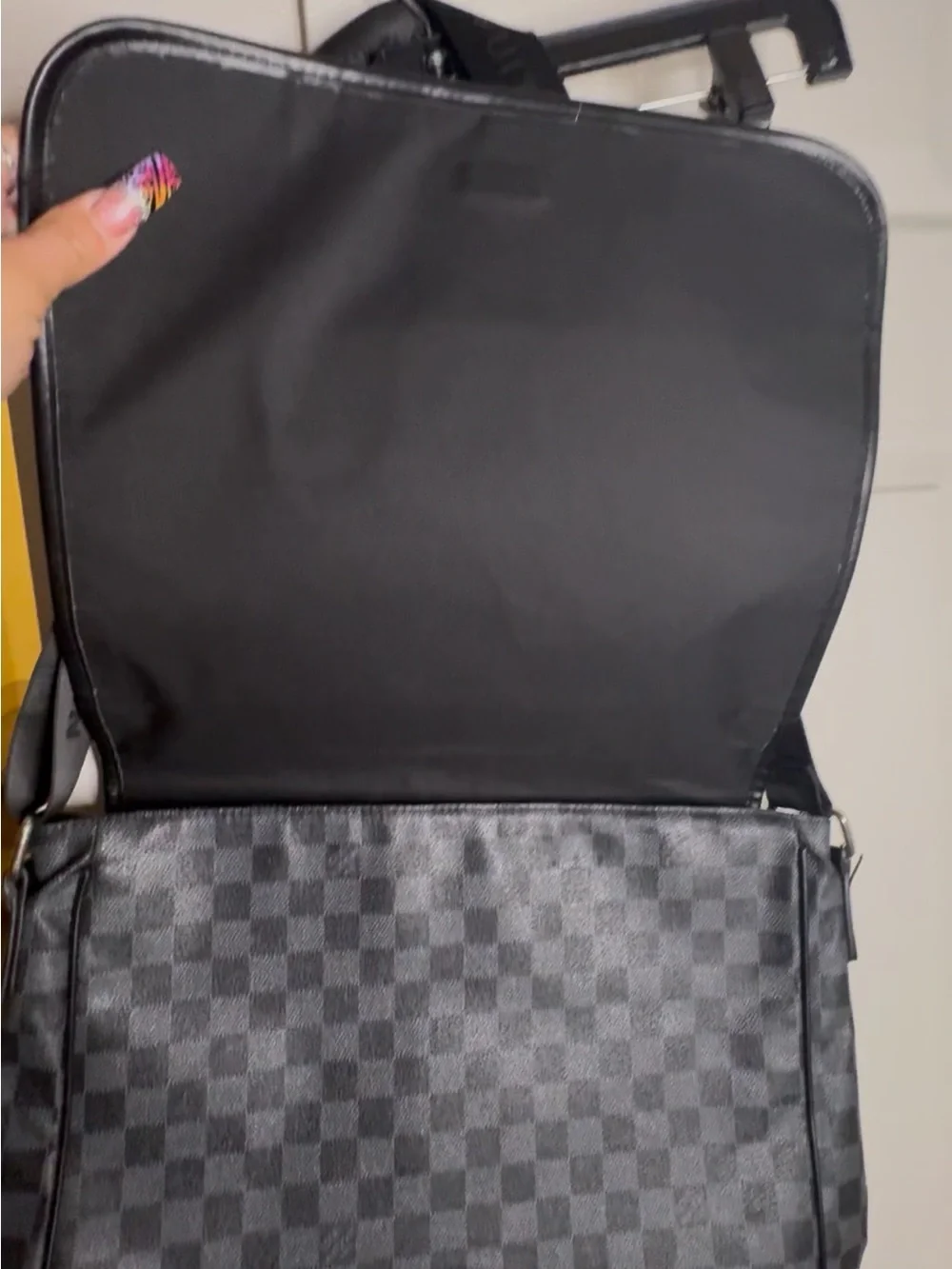 N/A stylish black