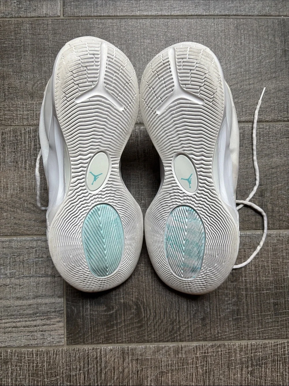 Jordan clean white