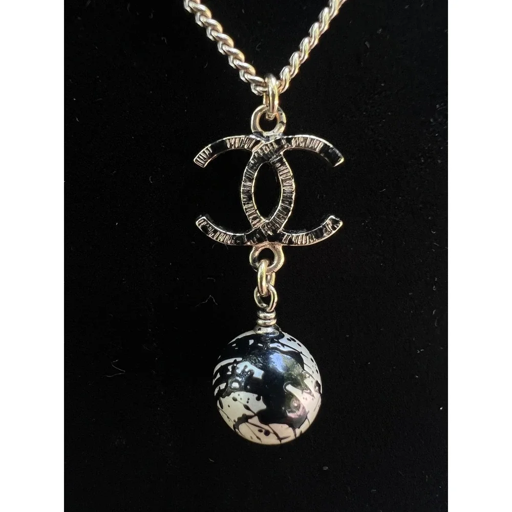 Authentic CHANEL 2013 A13B Graffiti Paint Splatter Pearl CC Gold-Tone Necklace