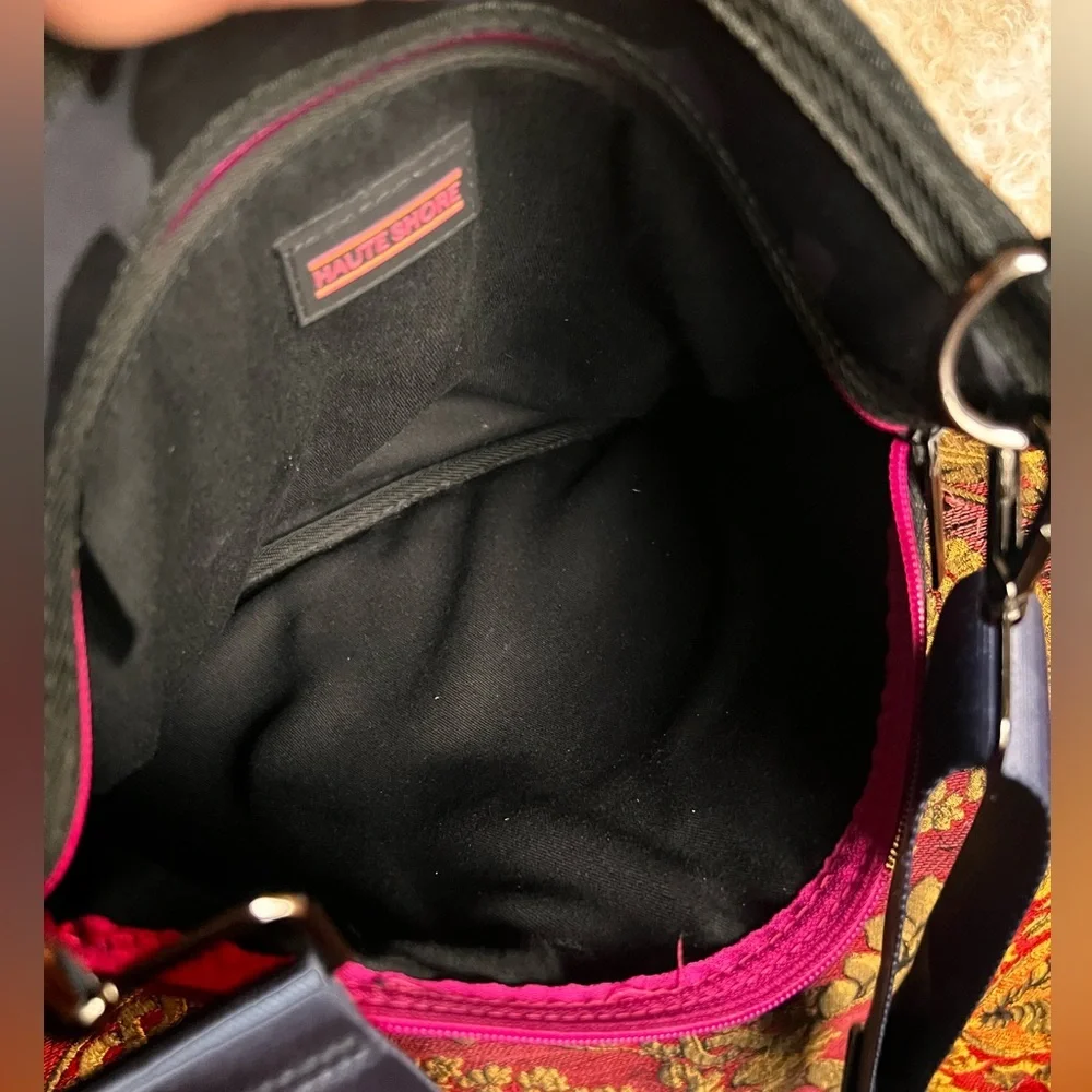 HAUTE SHORE sleek messenger