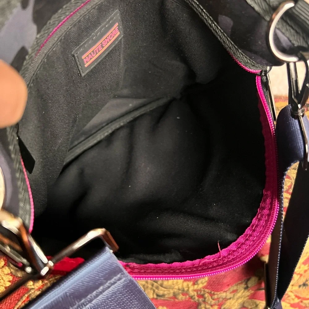 HAUTE SHORE sleek messenger