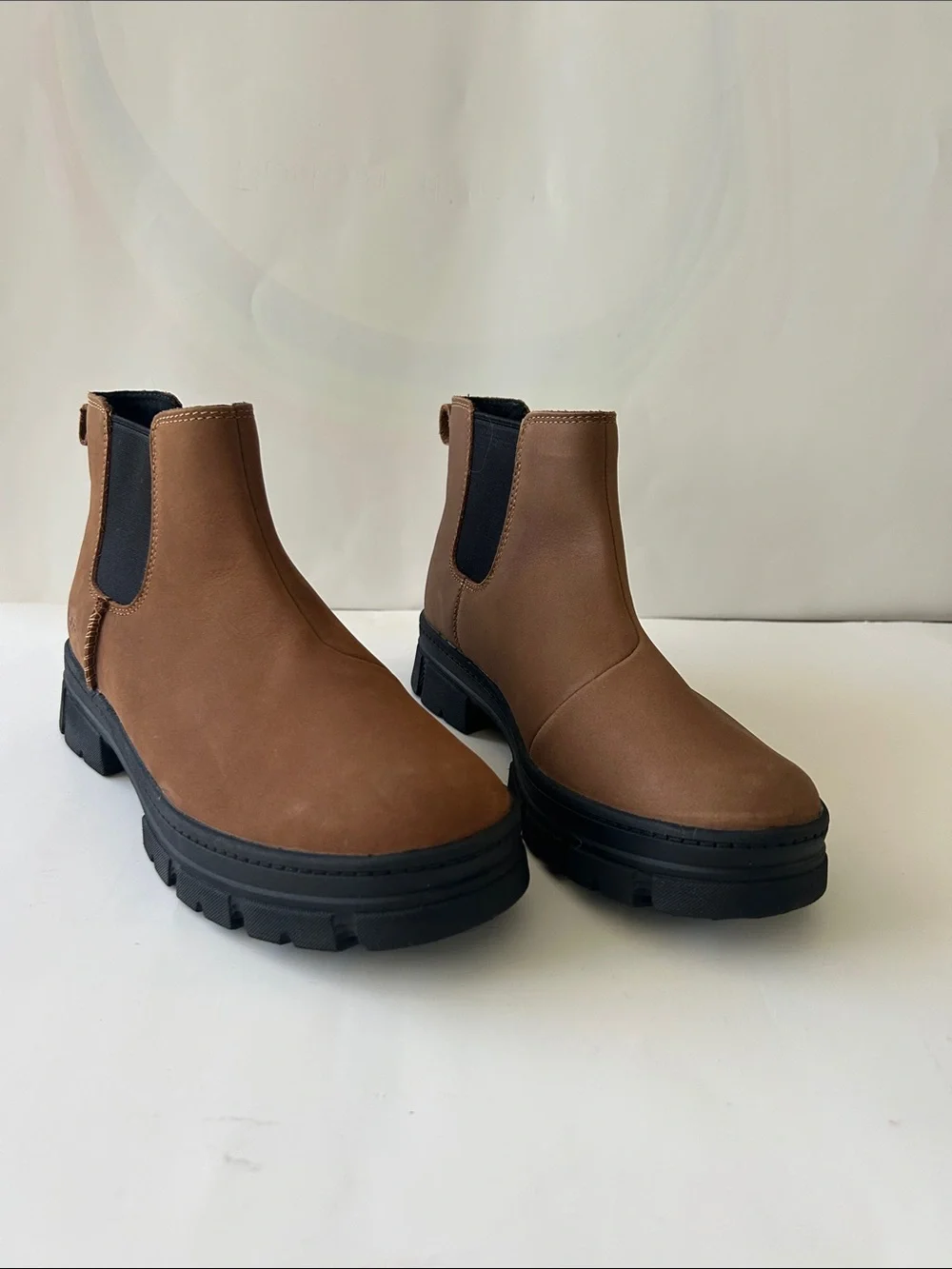 UGG® Kids Ashton Chelsea Boots Chestnut NWOT