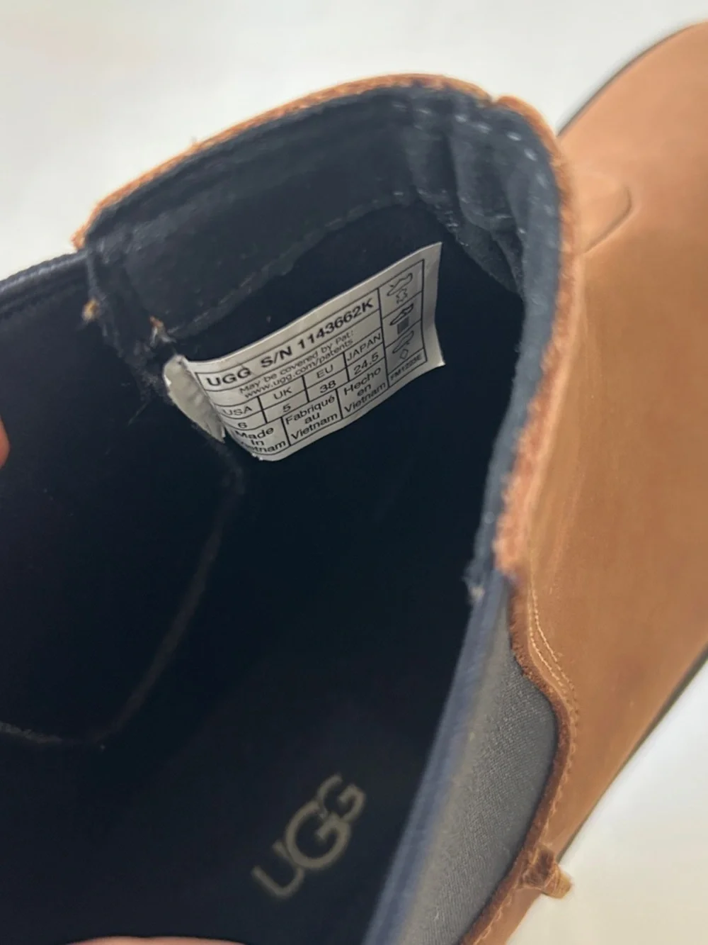 UGG® Kids Ashton Chelsea Boots Chestnut NWOT
